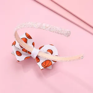 Détail du serre-tête rose pailleté avec nœud à motif basket pour cheveux de fille