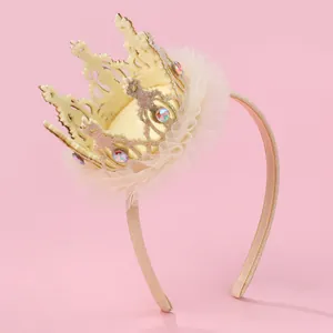 Gros plan d'un serre-tête couronne dorée à paillettes avec strass et froufrous en tulle