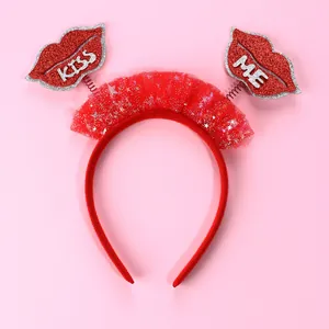 Dettaglio di labbra rosse glitterate con testo KISS ME e stelle su un cerchietto festivo