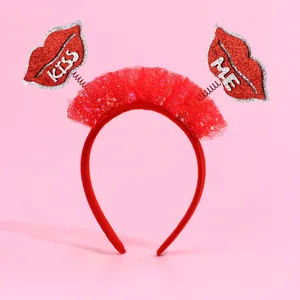 Dettaglio cerchietto rosso con cuori Kiss Me glitterati su molle per bambine
