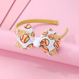 Détail d'un serre-tête pailleté avec grand nœud motif baseball et tissu doré brillant
