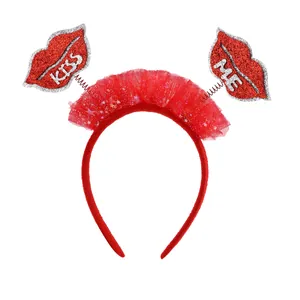 Dettaglio cerchietto rosso in tulle con labbra glitterate e scritta KISS ME