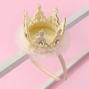 Serre-tête couronne pour enfant avec feutre crème, dentelle rose et gemmes colorées