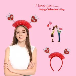 Dettaglio del cerchietto rosso di San Valentino con cuori di paillettes e corone