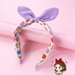 Serre-tête enfant avec nœud oreilles de lapin violet et motifs fraises colorés