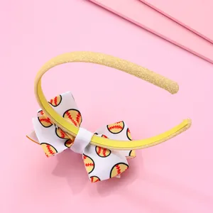 Détail du serre-tête doré scintillant avec nœud blanc au motif baseball pour filles