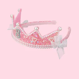 Détail du serre-tête 8ème anniversaire avec paillettes roses, cœur perlé et dentelle