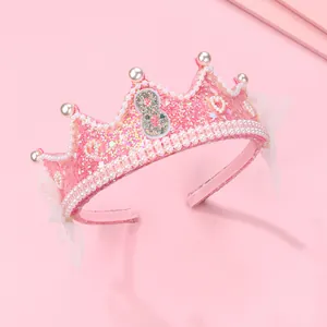 Vue détaillée du diadème rose d'anniversaire avec chiffre 8 pailleté, perles et nœuds