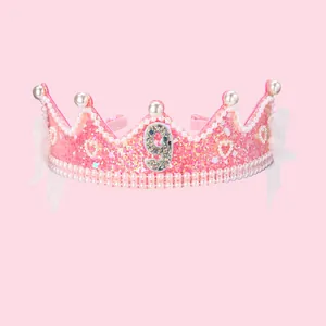 Détail d'un serre-tête couronne rose pailleté avec perles et chiffre 9 pour anniversaire