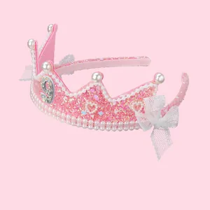Détail d'un serre-tête couronne rose à paillettes avec chiffre 9, perles et dentelle