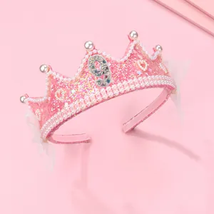 Détail du serre-tête couronne rose pailletée avec numéro 9 et perles pour filles