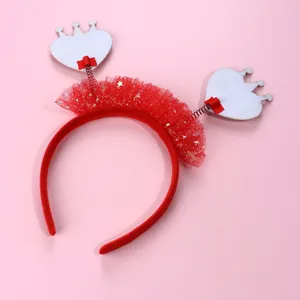 Dettaglio di cerchietto in tulle rosso con molle a forma di corona di cuore per bambini