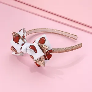 Détail du serre-tête pailleté or rose avec nœud blanc et motif de football américain