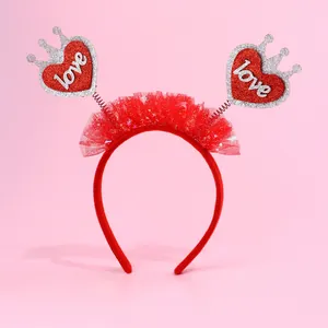 Dettaglio cuore glitterato rosso e corona d'argento su fascia per capelli bimba