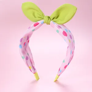 Détail du serre-tête oreilles de lapin vert avec tissu à pois et design antidérapant