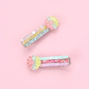 Dettaglio di fermagli glitter arcobaleno con fiori 3D pastello per bambine