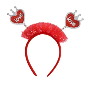 Dettaglio cerchietto rosso per bambini con cuori glitterati e corone d'argento