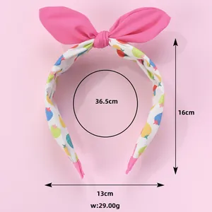 Vue détaillée du serre-tête rose à imprimé fraise avec dimensions et hauteur 16cm