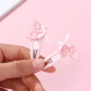 Detalle de pinzas para el pelo con forma de zapatillas de ballet rosas con lentejuelas
