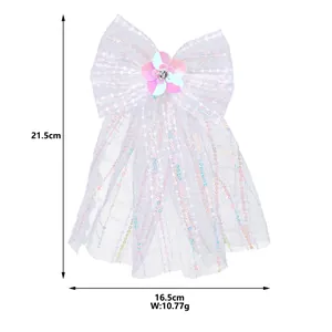 Détail du nœud papillon blanc à paillettes avec dimensions 21,5 cm par 16,5 cm