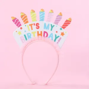 Détail du serre-tête d'anniversaire à paillettes roses avec bougies et texte arc-en-ciel