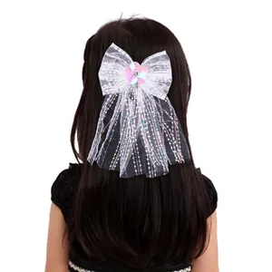 Vue arrière d'une fille portant un nœud en dentelle blanche avec paillettes et voile long