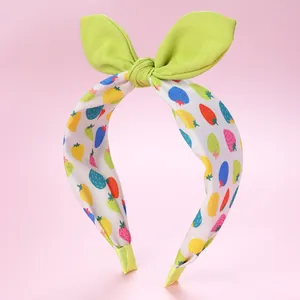 Détail du serre-tête oreilles de lapin rose avec motifs de fraises multicolores