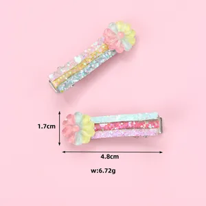 Set di due fermagli per capelli a fiori con paillettes colorate e petali in resina