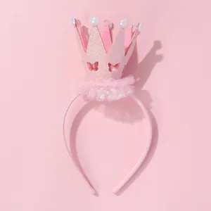 Détail d'un serre-tête couronne rose pailleté avec dentelle, perles et motif papillon