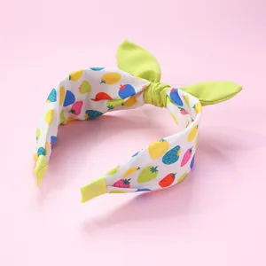 Détail du bandeau large à nœud avec motifs fraises colorées et petites oreilles vertes