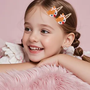 Set de horquillas de zorro de tela y pendientes de flores para niña puestos en modelo