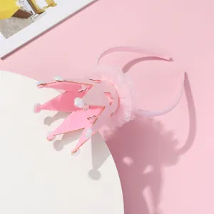 Détail d'un serre-tête couronne rose pour enfant avec dentelle et perles brillantes