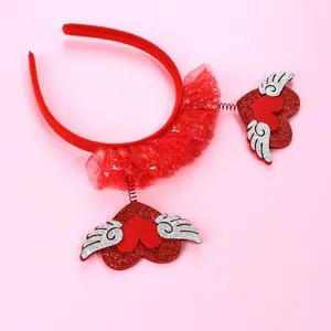 Dettaglio cerchietto rosso con cuori alati glitterati su molle metalliche flessibili