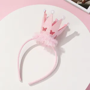 Détail du serre-tête couronne en dentelle rose avec paillettes, papillons et perles
