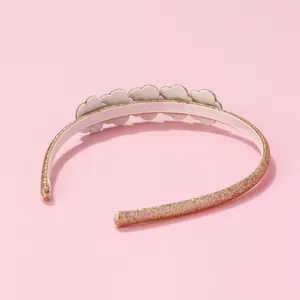 Detailaufnahme der rosa Glitzer-Haarreif mit fünf weißen Filzwolken und Bandfutter
