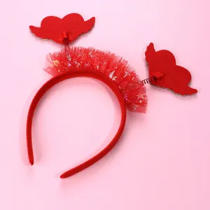 Dettaglio cerchietto rosso con cuori in tulle e design festivo per bambine