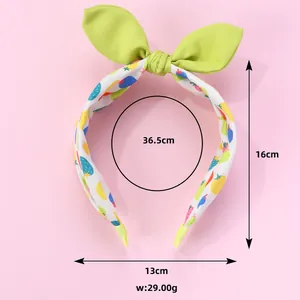 Détail du serre-tête en tissu floral avec nœud vert montrant la circonférence de 36,5 cm