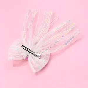 Détail d'un nœud papillon en tulle blanc à paillettes avec une pince crocodile en métal