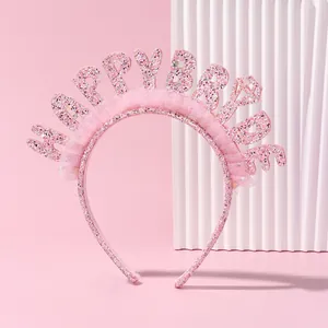 Dettaglio del cerchietto rosa glitter HAPPY BRIDE con bordo in rete e motivi a diamante