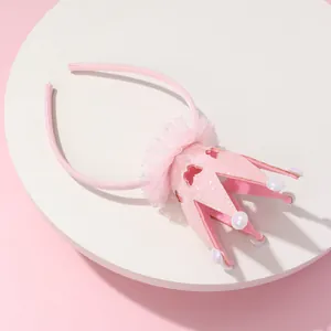 Détail de serre-tête couronne à paillettes roses avec perles blanches et dentelle