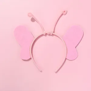 Detalle de diadema de mariposa rosa con antenas suaves para fiestas infantiles