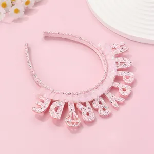 Dettaglio cerchietto rosa glitter Happy Bride con pizzo di tulle per addio al nubilato