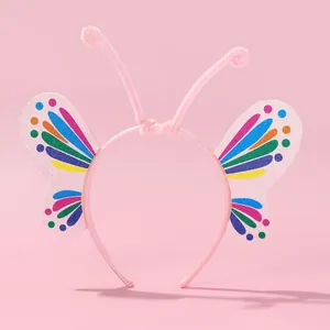 Detalle de diadema de mariposa rosa para niñas con alas brillantes de colores y antenas