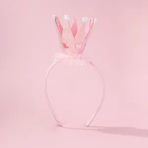 Détail du serre-tête couronne de princesse rose avec dentelle et cinq perles décoratives