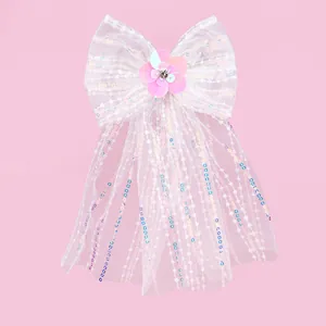 Détail de paillettes sur pince à cheveux en mesh avec fleur rose et strass