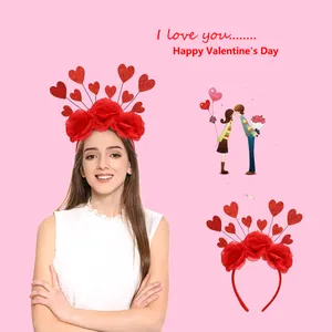 Dettaglio di un cerchietto con rose rosse e cuori glitterati per San Valentino sul modello