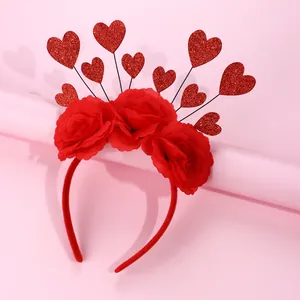 Cerchietto rosso di Capodanno con fiori di stoffa e cuori glitterati per bambine