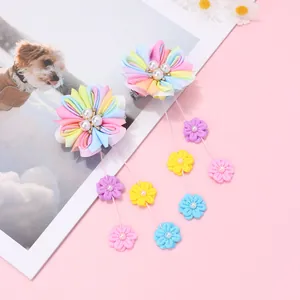 Détail de pinces à cheveux fleurs en ruban arc-en-ciel avec perles et glands