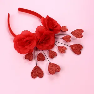 Dettaglio del cerchietto con rose rosse e cuori scintillanti in tessuto raffinato