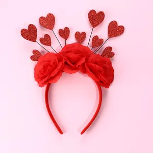 Dettaglio di un cerchietto rosso festivo con 3 rose in tessuto e 10 cuori glitterati